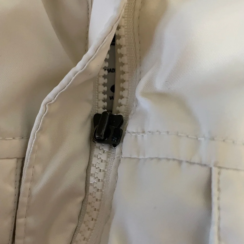 Columbia Sportwear Women's White Puffer Vest Women's XL - Picture 13 of 15